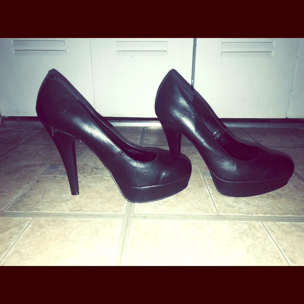 🌟GUESS BLACK PUMPS🌟