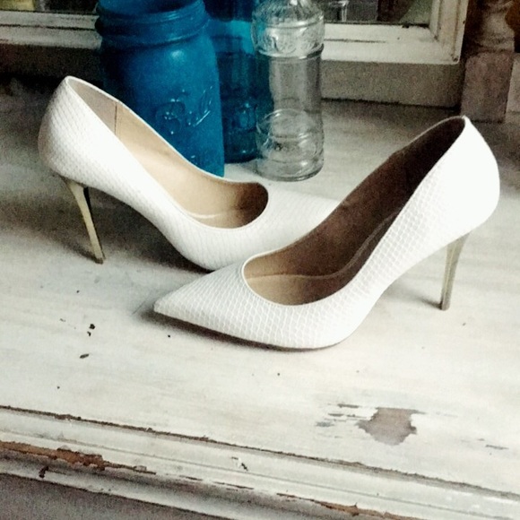 Rock & Republic Shoes - Rock & Republic white pumps sz: 6