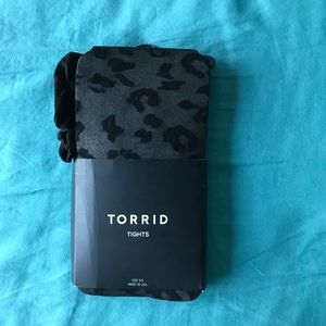 Leopard pattern black opaque tights.