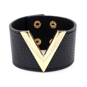 BLACK LEATHER CUFF BRACELET W/GOLD V METAL ACCENT