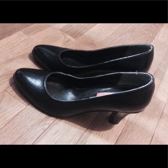 Elegant Black Shoes 👠 - Picture 2 of 3