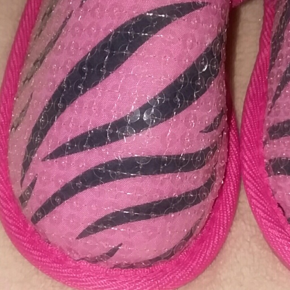 ♡NWT Girls Koala Kids Zebra Print Slippers Size 11 - Picture 2 of 8