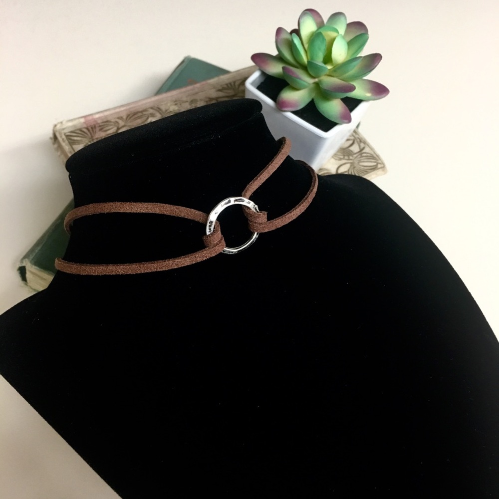 Chocker-Hammered Ring Center-Brown Faux Suede
Handmade pieces with love ❤️