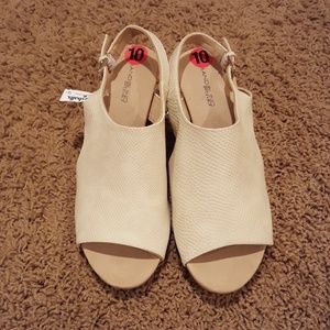 NEW WITH TAGS Bandolino Flexible Wedges size 10