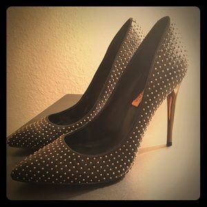 Black and gold stilettos 💄👠