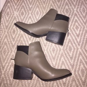 Simply vera wang gray & black booties