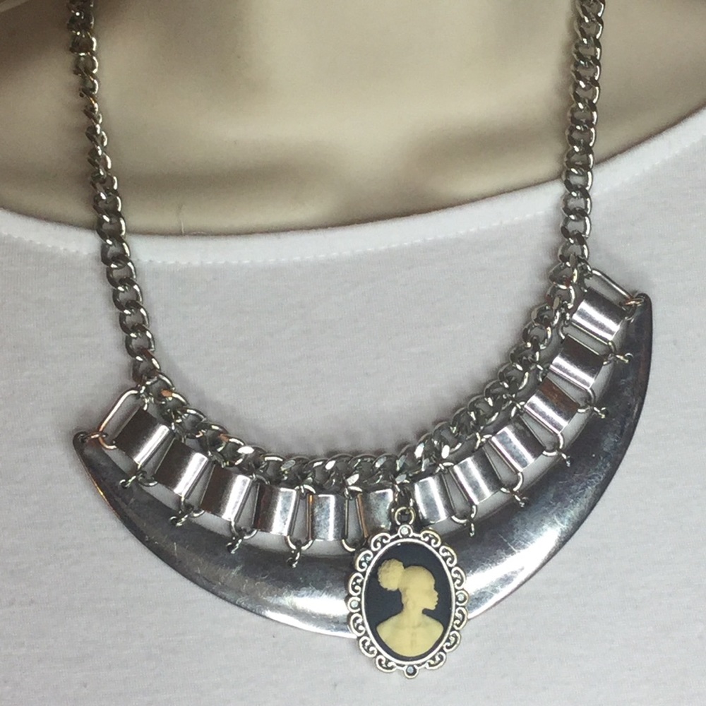 Sliver Cameo Necklace