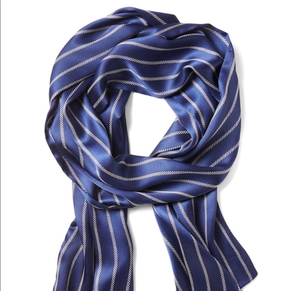 Banana Republic Accessories - Banana Republic Strip oblong scarf
