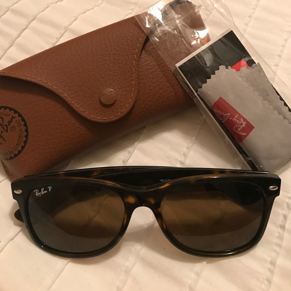 Ray-Ban Wayfarers (tortoise/brown)