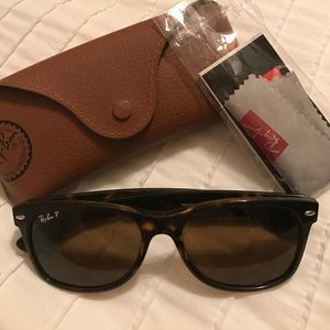 Ray-Ban Wayfarers (tortoise/brown)