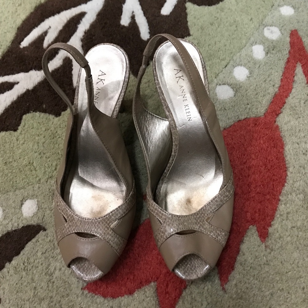 Ann Klein taupe heels