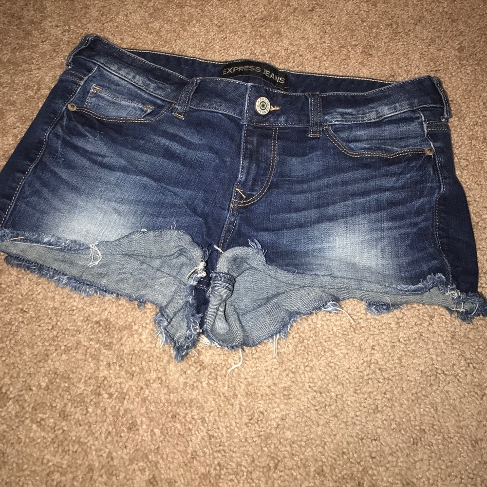 Express frayed jean shorts!