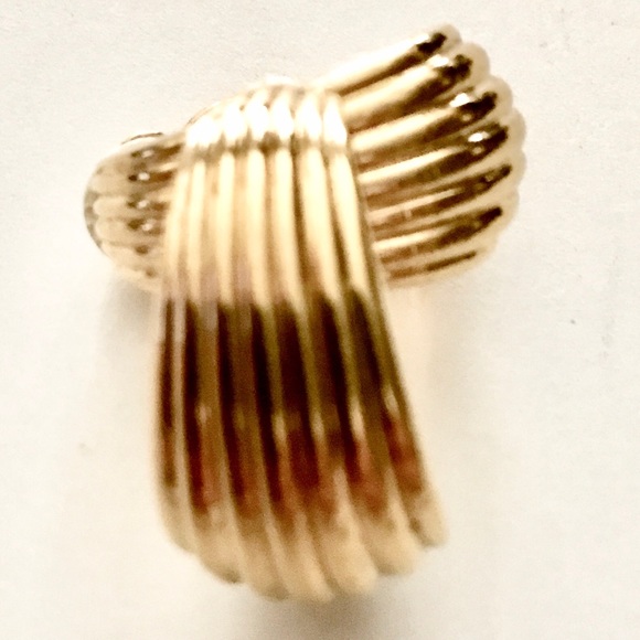 Vintage Jewelry - Vintage Gold Tone Shell Earrings Vintage Jewelry - Vintage Gold Tone Shell Earrings