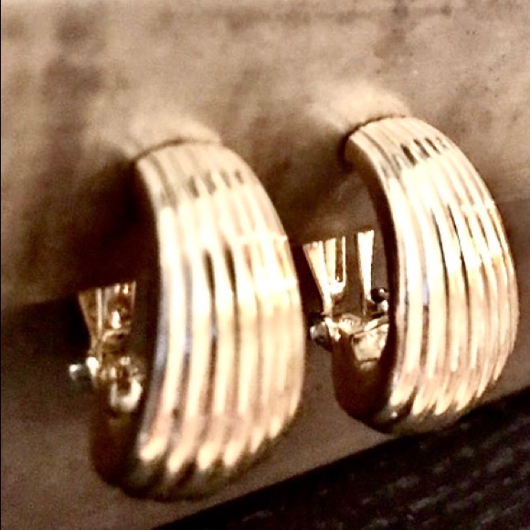 Vintage Jewelry - Vintage Gold Tone Shell Earrings Vintage Jewelry - Vintage Gold Tone Shell Earrings