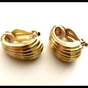 Vintage Jewelry - Vintage Gold Tone Shell Earrings Vintage Jewelry - Vintage Gold Tone Shell Earrings