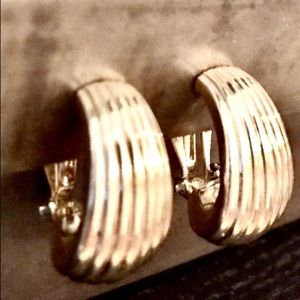 Vintage Jewelry - Vintage Gold Tone Shell Earrings Vintage Jewelry - Vintage Gold Tone Shell Earrings