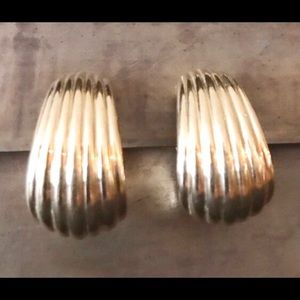 Vintage Jewelry - Vintage Gold Tone Shell Earrings Vintage Jewelry - Vintage Gold Tone Shell Earrings
