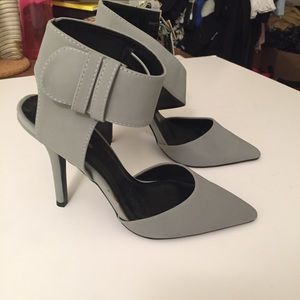 NEW grey pointy toe heels qupid-7