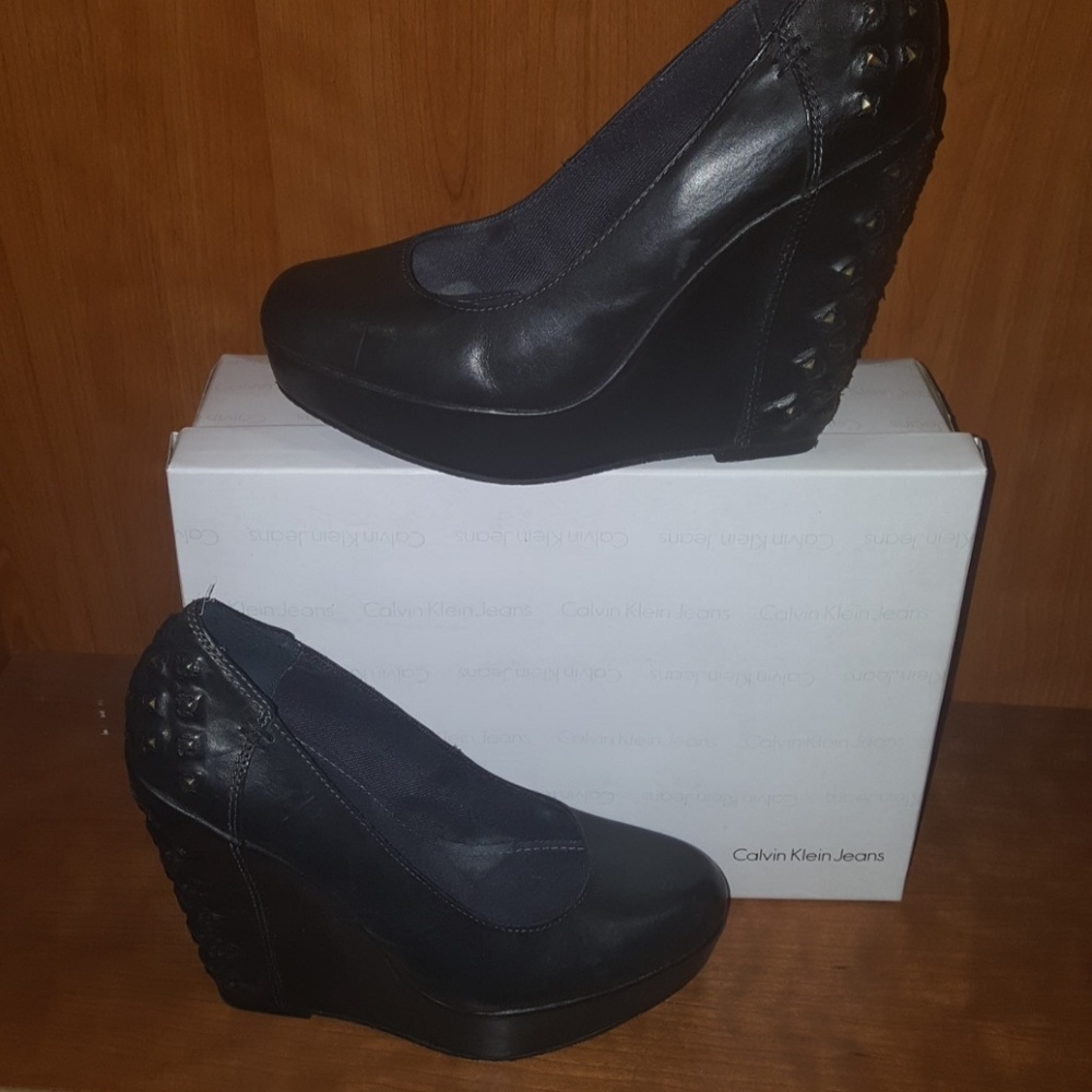 REDUCED! US9.5 Calvin Klein blk leather wedge