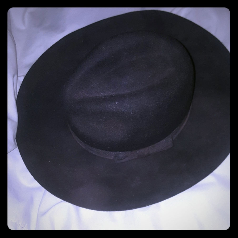 Black fashion hat.