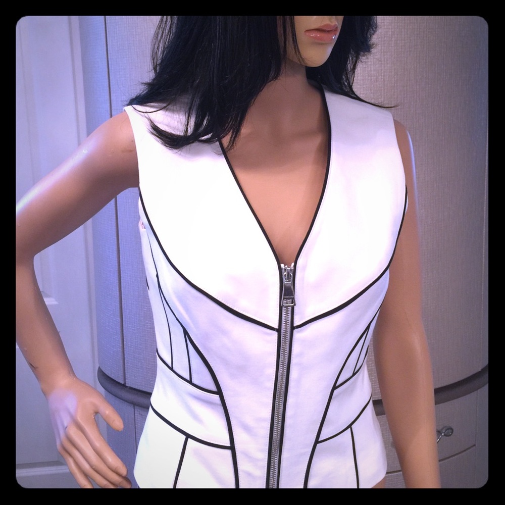 "Bebe" White & black front zip sleeveless top
