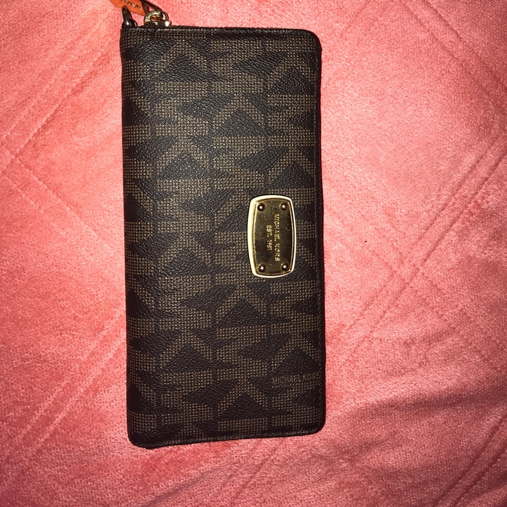 Authentic Michael kors zip wallet