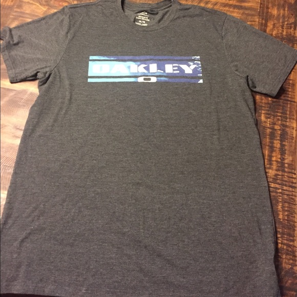 Bundle of 3 Oakley tshirts - Picture 2 of 4