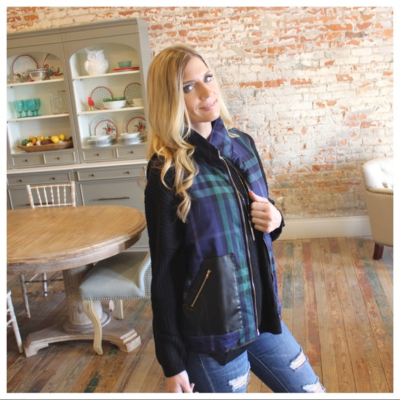 ✨LAST ONE ✨ Navy Plaid Vest Vegan Leather pockets - Picture 3 of 6