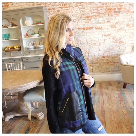 ✨LAST ONE ✨ Navy Plaid Vest Vegan Leather pockets - Picture 4 of 6