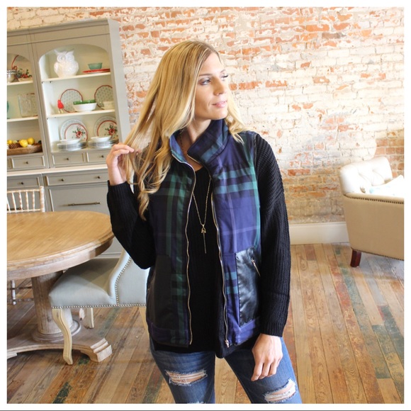 ✨LAST ONE ✨ Navy Plaid Vest Vegan Leather pockets - Picture 5 of 6