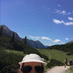 Meet your Posher, Robin