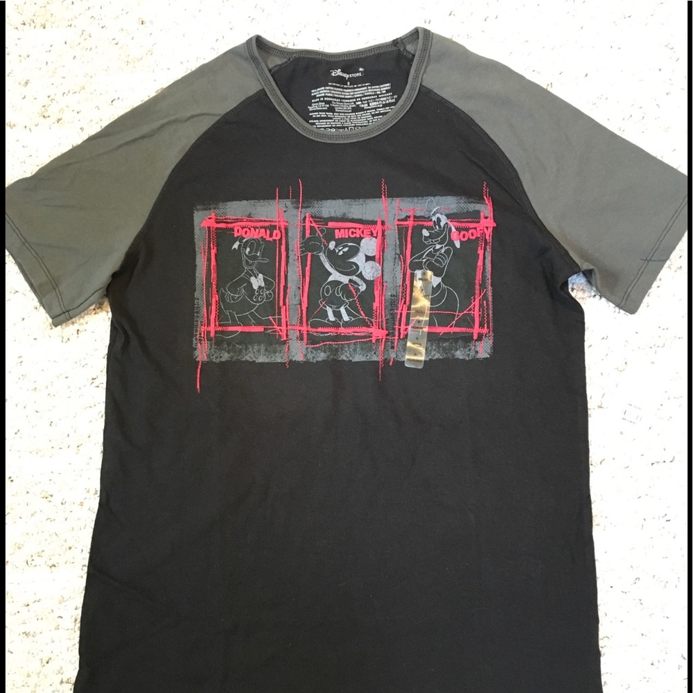 NEW Disney’s Mickey & Friends Men’s Small T-shirt