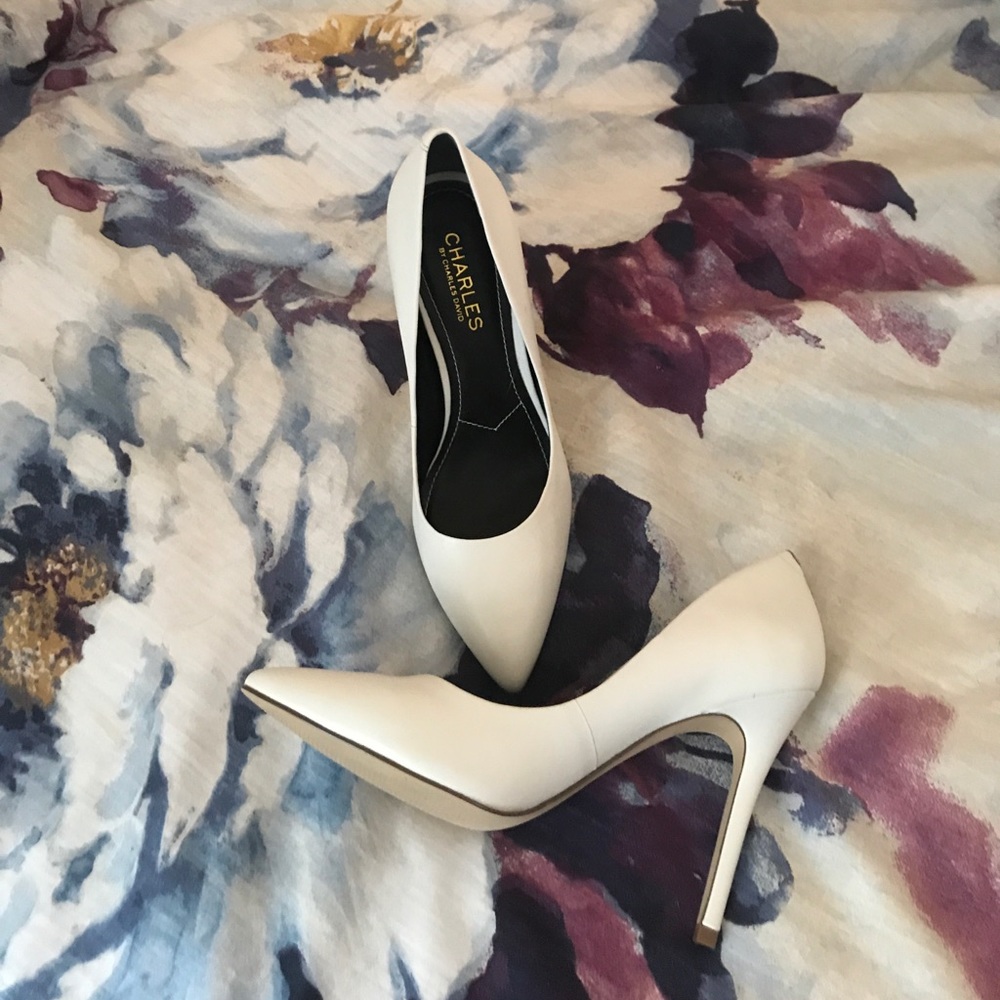 NEW WHITE PUMPS