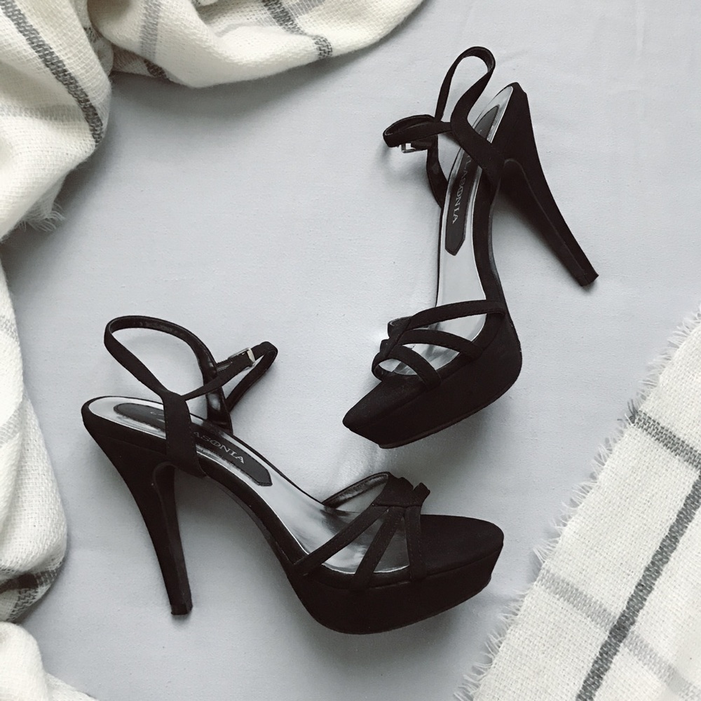 NWOT Lasonia black heels in perfect condition
