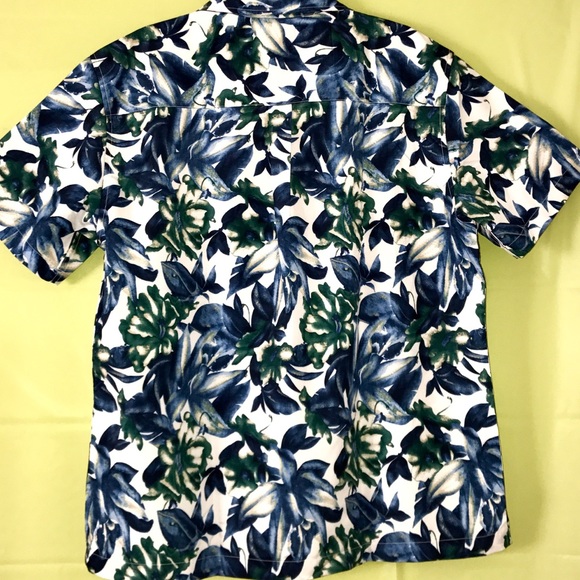 Hawaiian type casual button up - Picture 2 of 5
