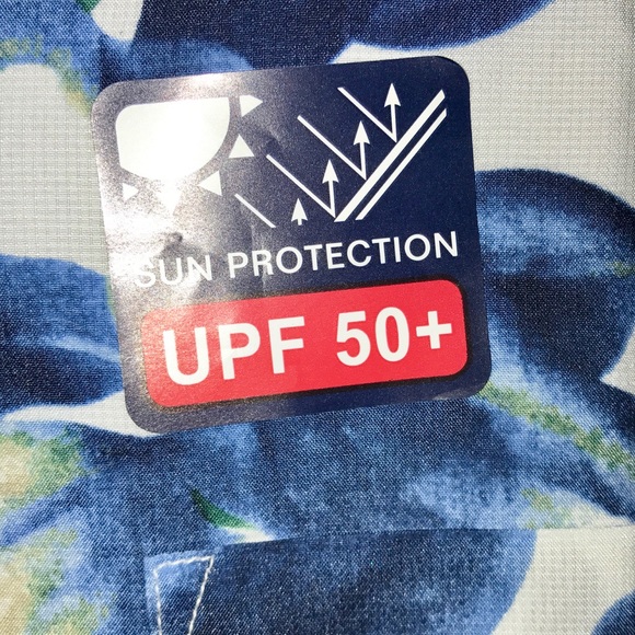 Hawaiian type casual button up - Picture 4 of 5