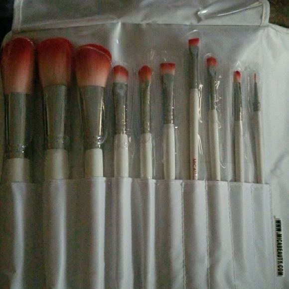 Beautiful Professional Deluxe makeup brush set - Picture 2 of 4
