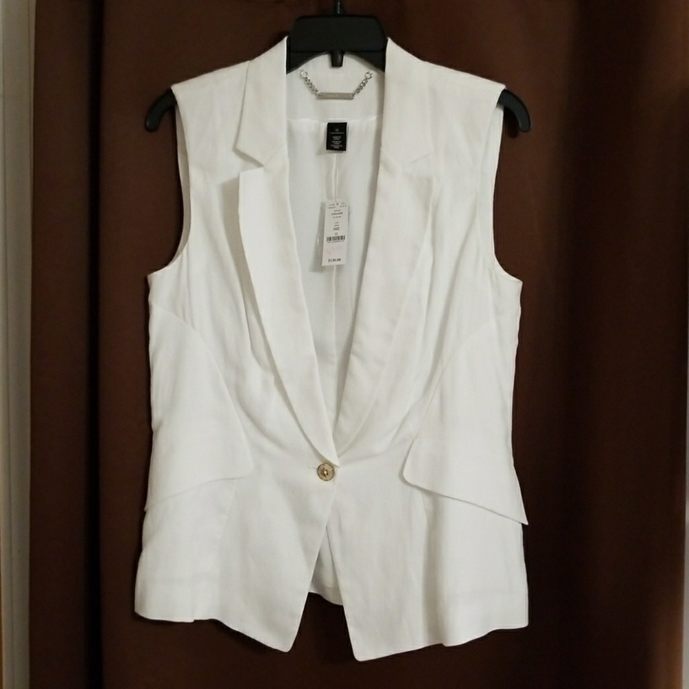 White sleeveless Vest
