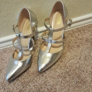 🎈Glam in silver heels