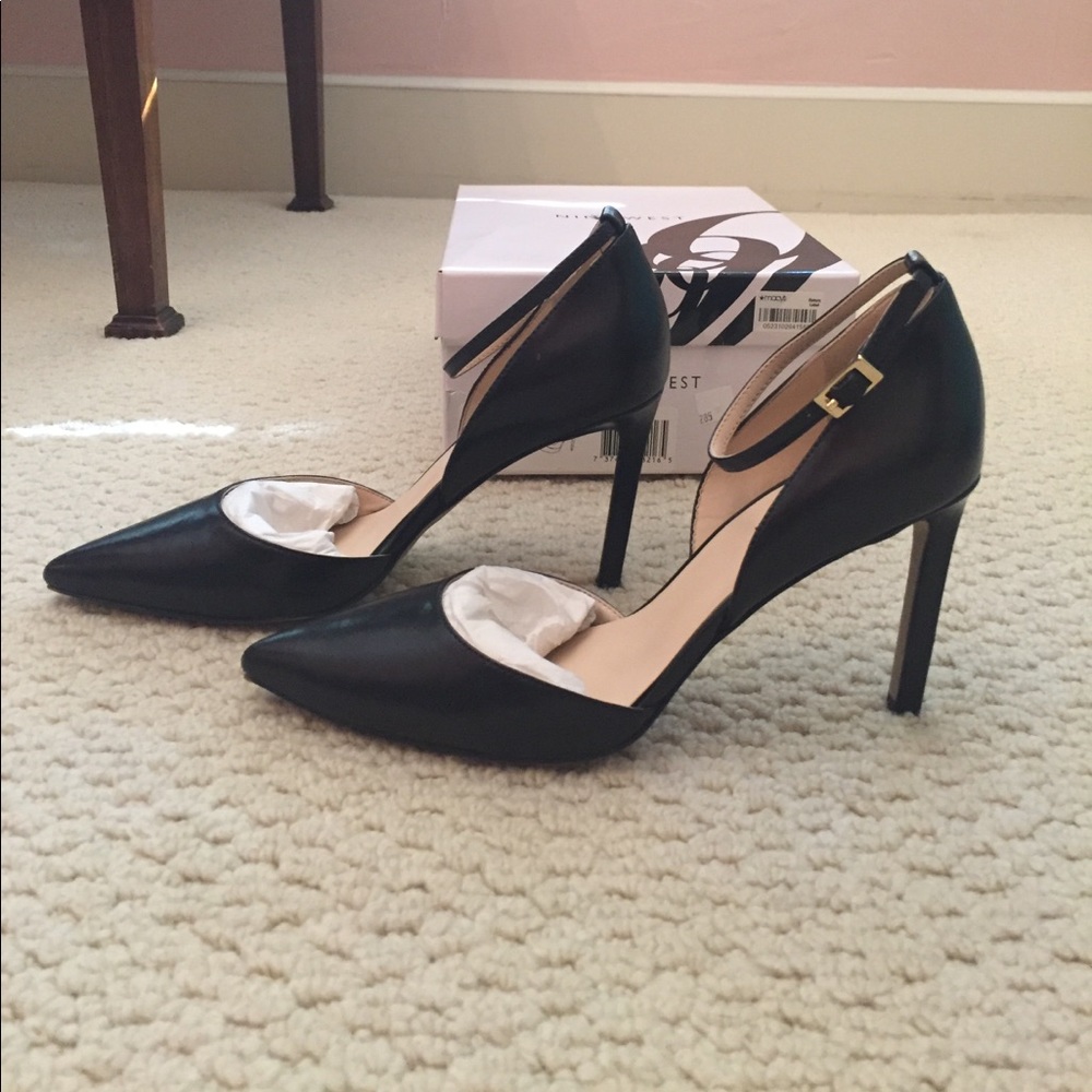 Nine West black leather pumps size 6.5