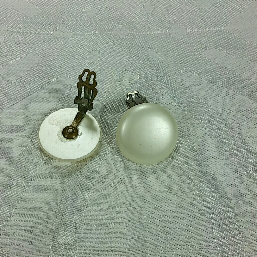 Vintage clip-on earrings - Picture 2 of 3