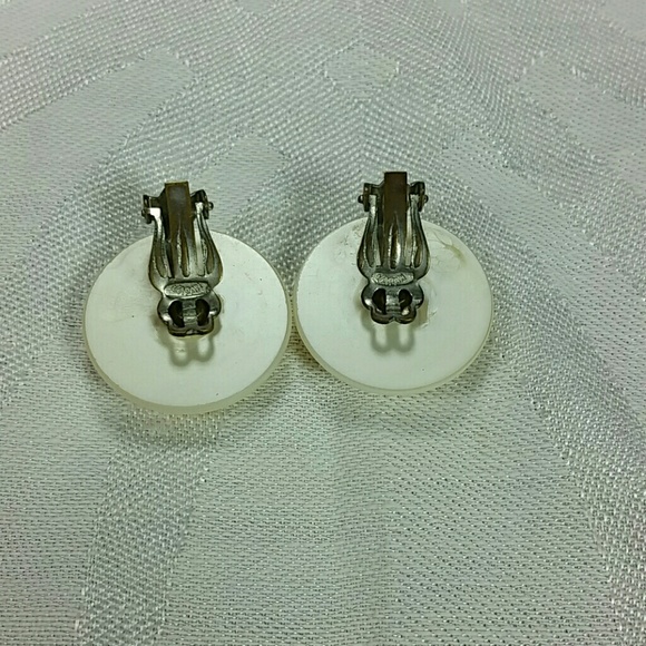 Vintage clip-on earrings - Picture 3 of 3