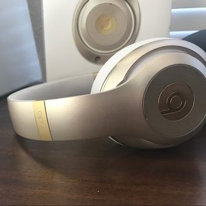 Wireless over the ear headphones