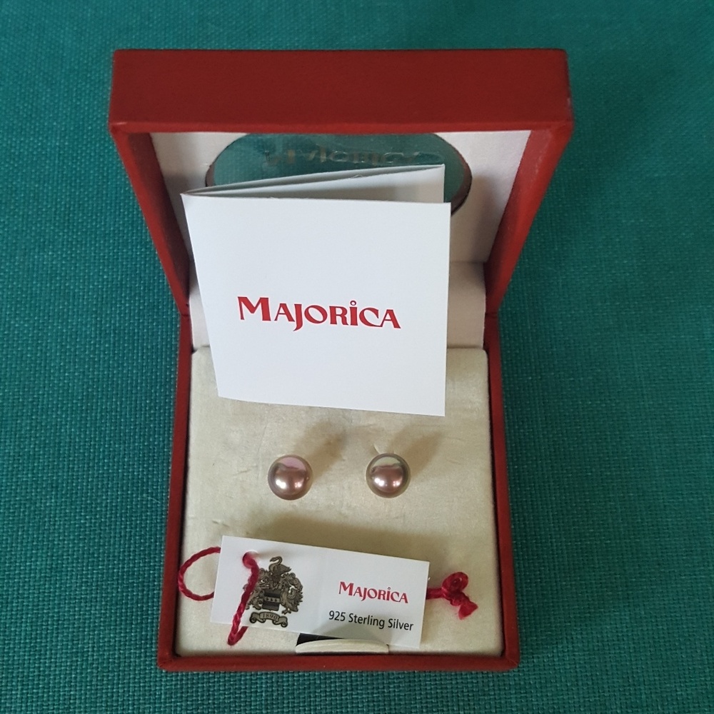 *NWT* Majorica Gray Iridescent Pearl Earrings 8mm