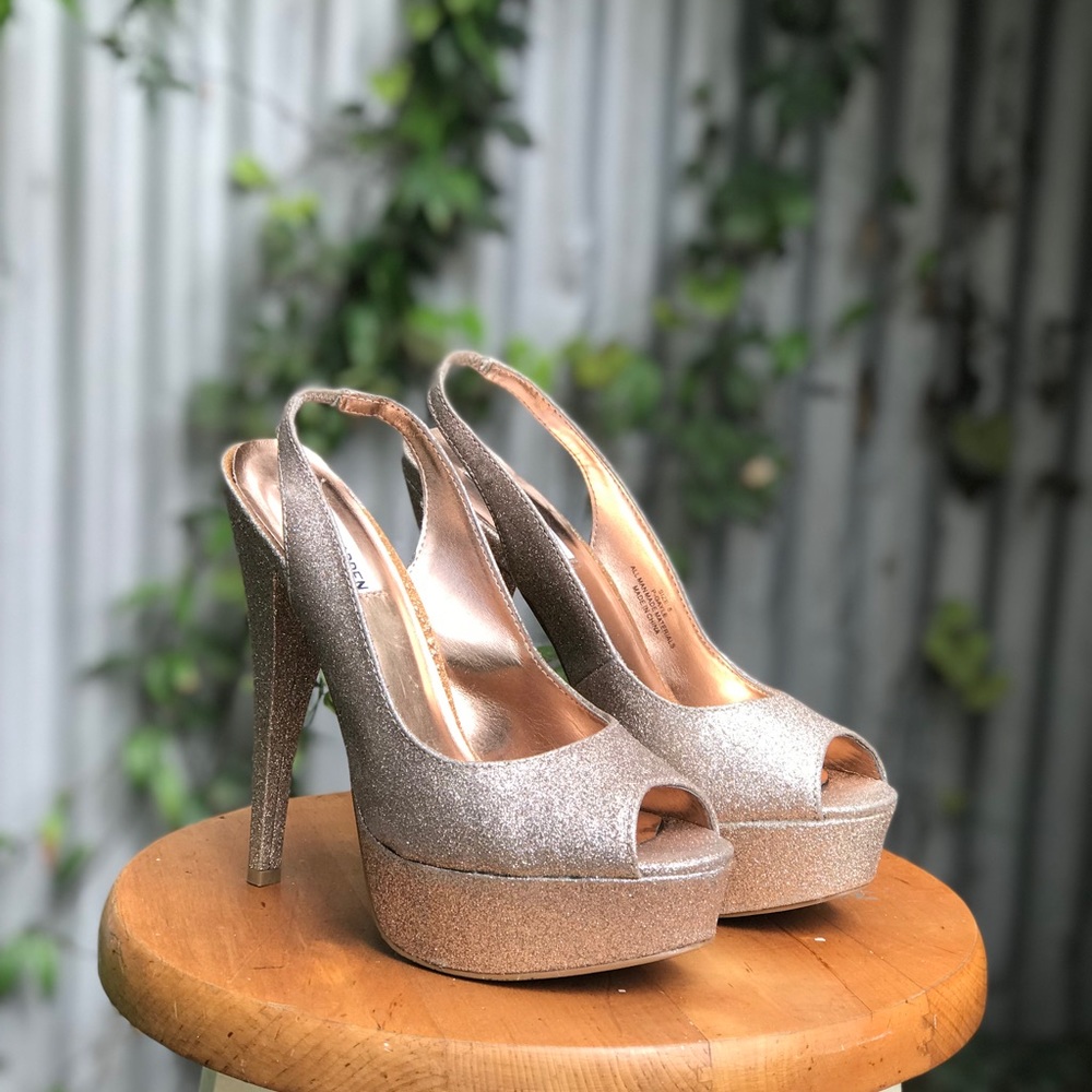 STEVE MADDEN Gold glitter sling back pumps