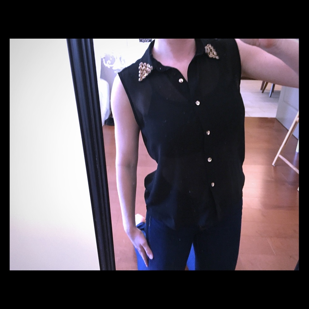 Black and Gold short sleeve top.