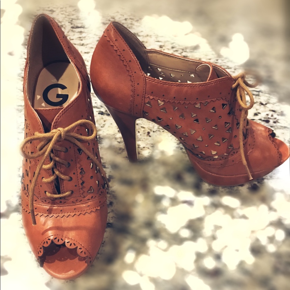 New Guess caramel brown peep toe pumps heels.