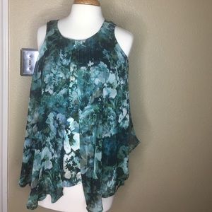 Beautiful flowy floral tank