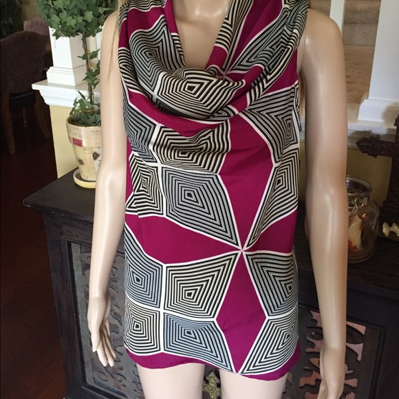 Beautiful sleeveless blouse - Picture 3 of 8