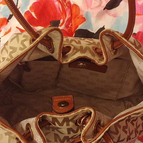 Michael Kors Ring Tote - Picture 4 of 7